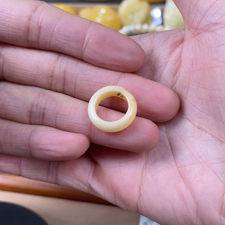 琥珀裸石未镶嵌跑环