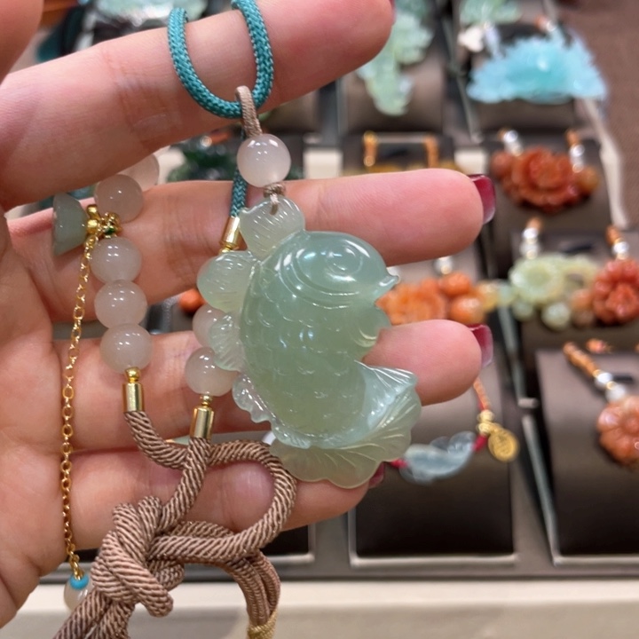 蛇纹石玉颈饰未镶嵌