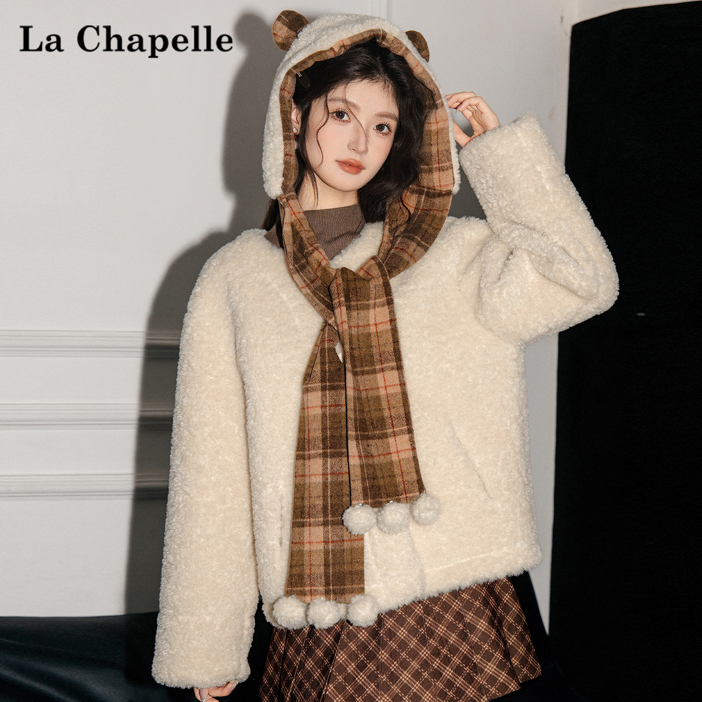 拉夏贝尔浅杏色羊羔毛外套女冬季2025新款可拆卸帽皮毛一体短上衣