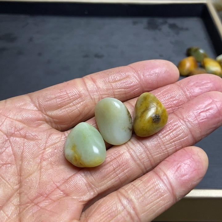 城***事和田玉（糖玉）未镶嵌珠宝奇石