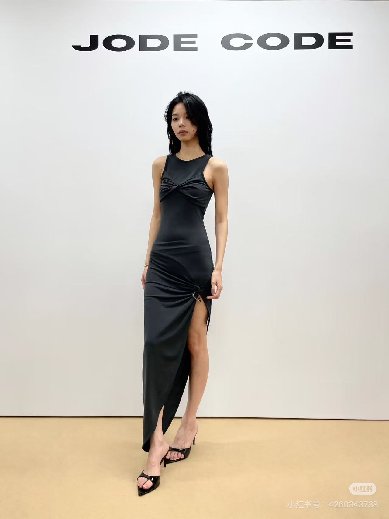 JODE CODE 立体裁剪堆叠褶皱连衣裙