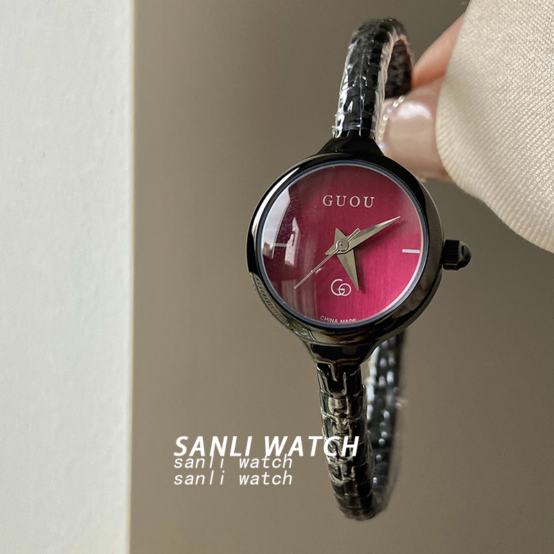 三里彩花 《黑色小野莓》高级感精致小表盘气质设计链条手表369