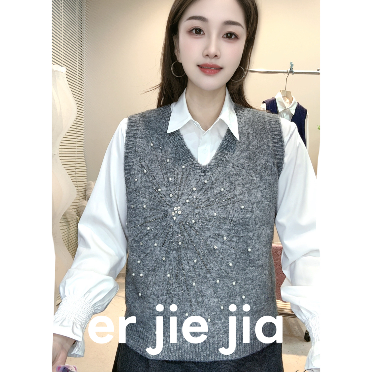 V领马甲新款2025百搭时尚闪亮烫钻宽松无袖套头叠穿毛衣坎肩上衣