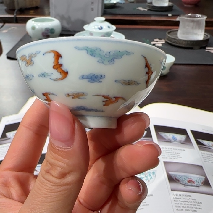 小愚斋斗彩云蝠纹小杯