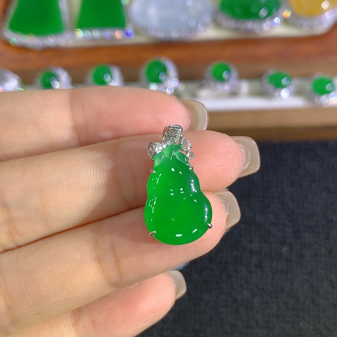 翡翠未镶嵌颈饰葫芦