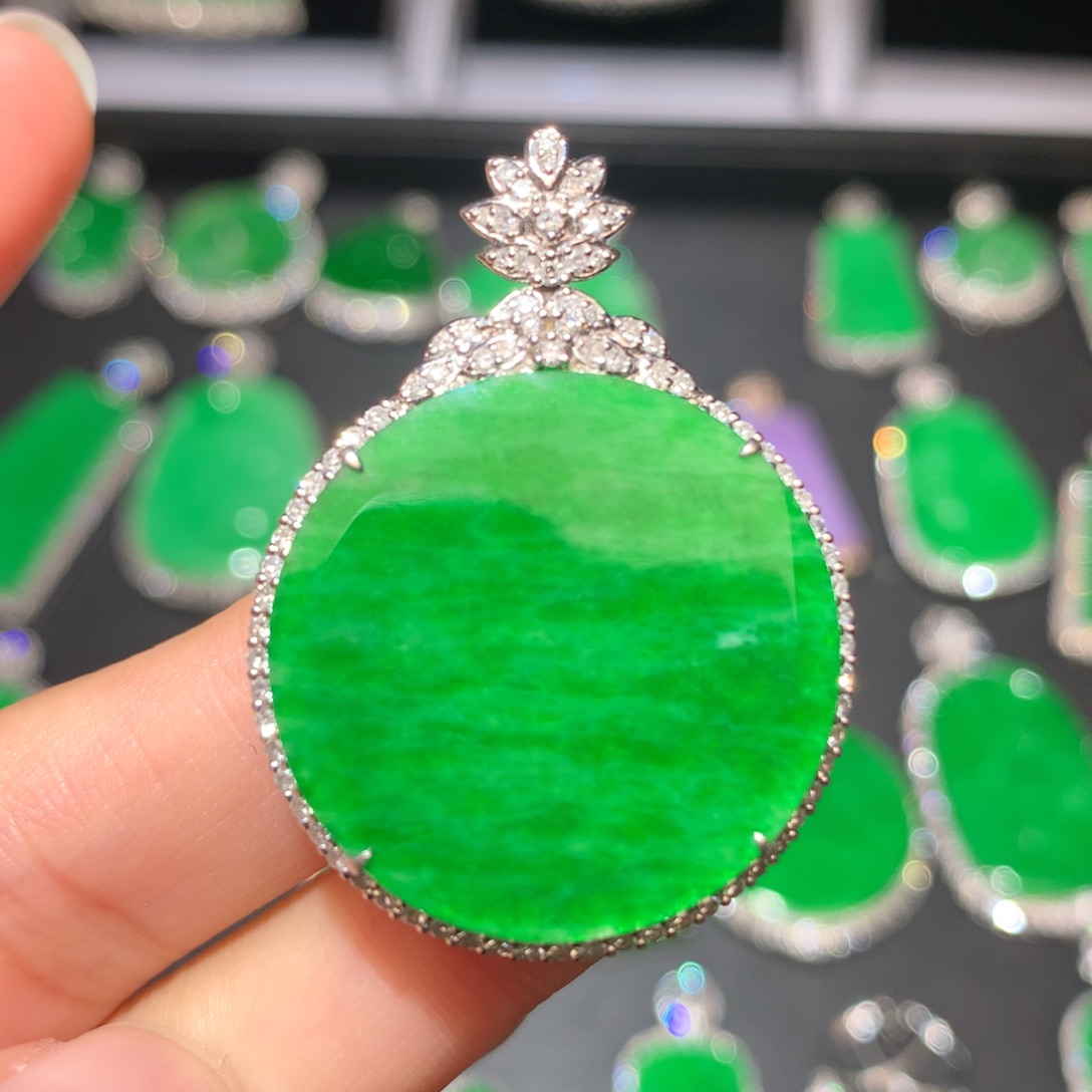 翡翠颈饰18K金镶嵌瑶**?翡翠