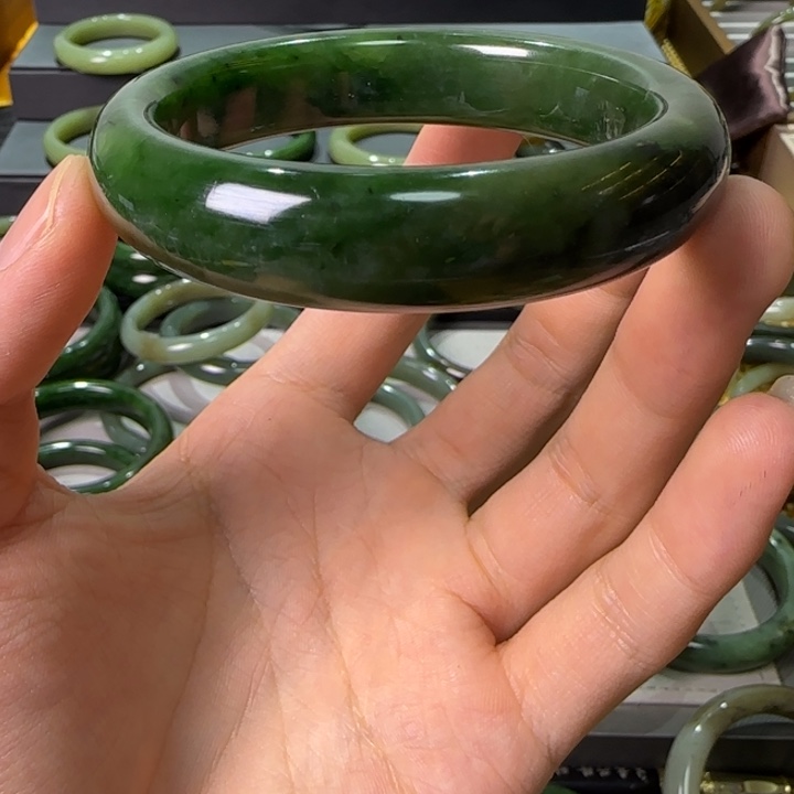 和田玉（碧玉）未镶嵌手镯