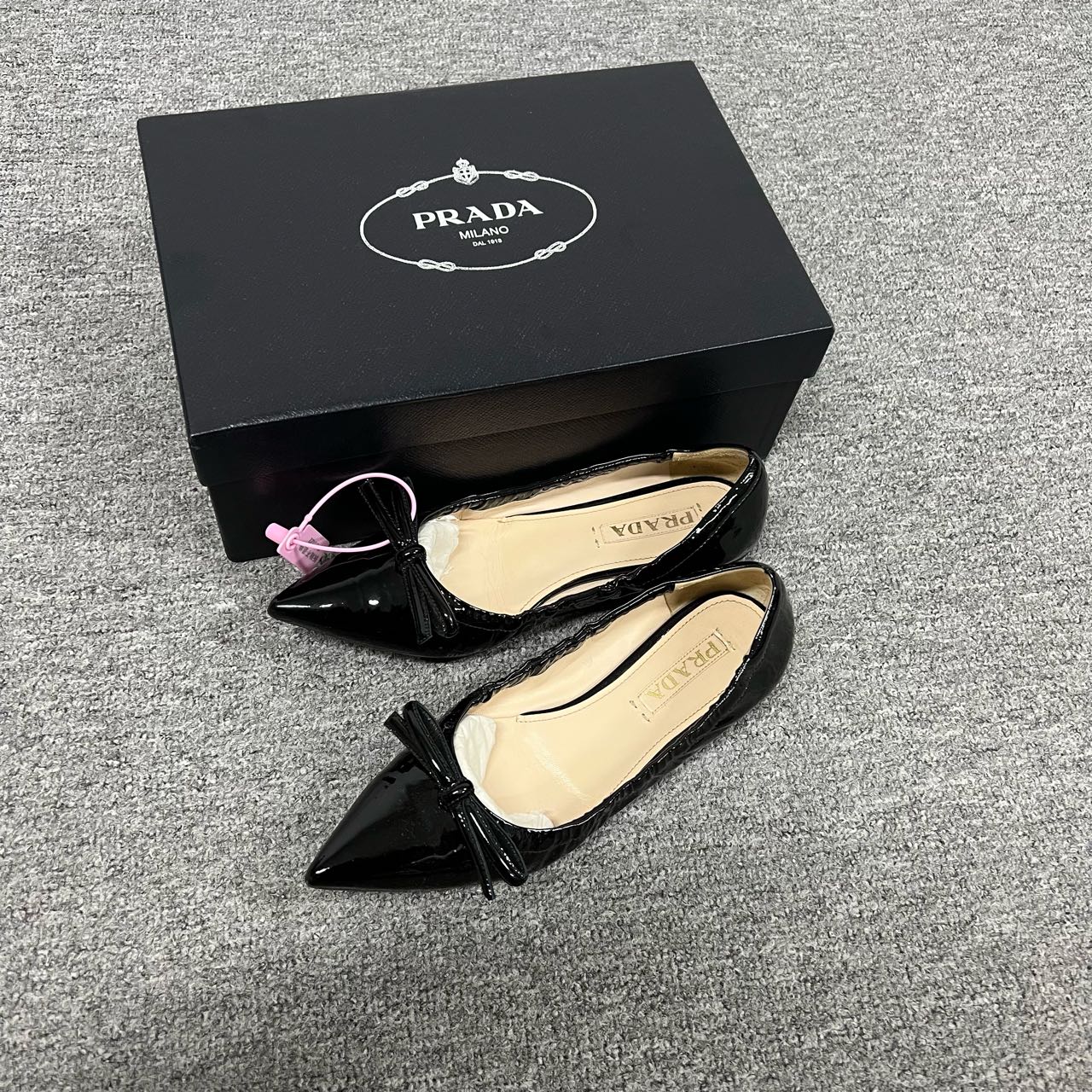 99新 Prada/普拉达 prada 尖头皮鞋37码