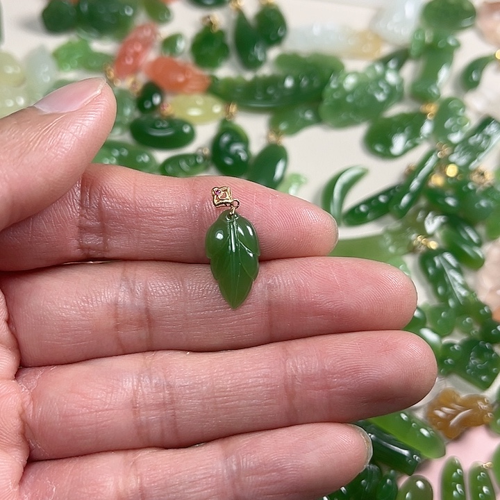 用***9和田玉（碧玉）18K金镶嵌颈饰