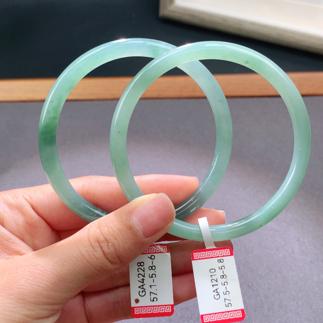 翡翠手镯未镶嵌天然翡翠手镯叮当镯