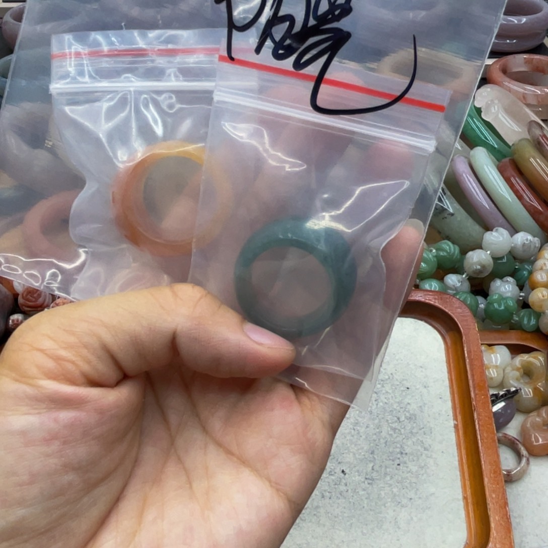 阳***媚石英岩玉圈口54未镶嵌