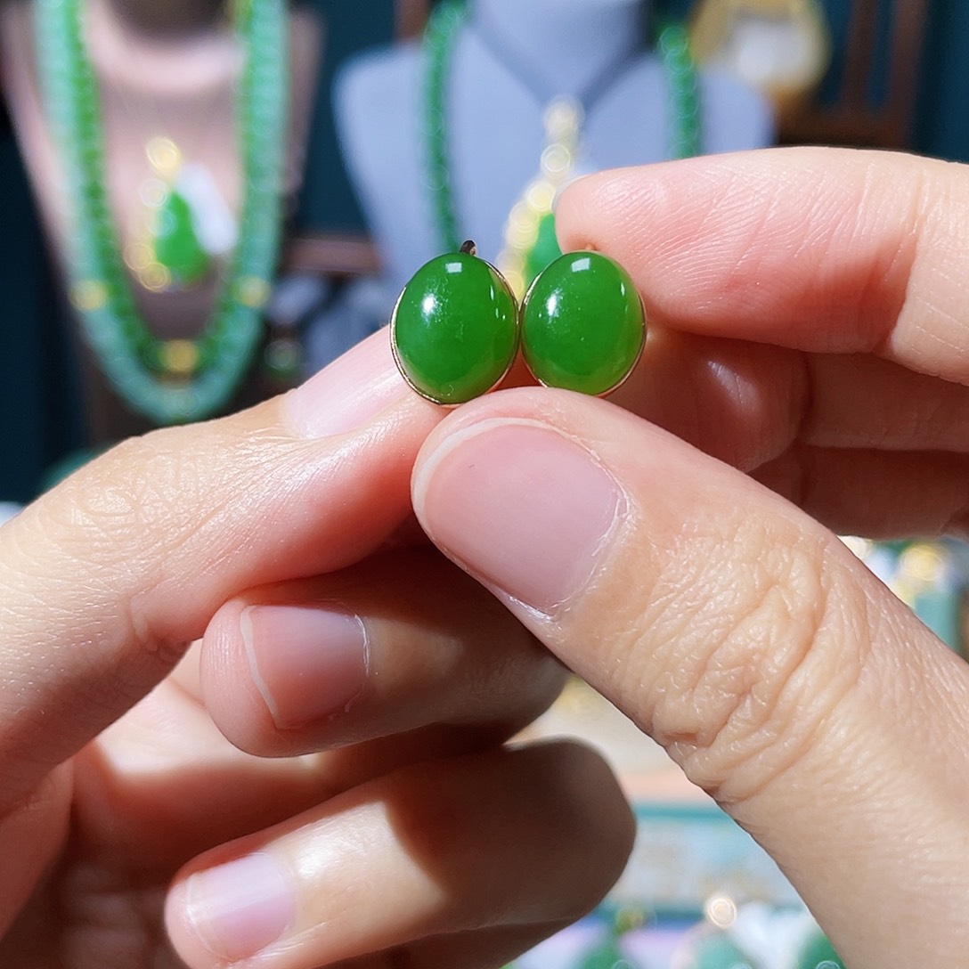 和田玉（碧玉）耳钉18K金镶嵌