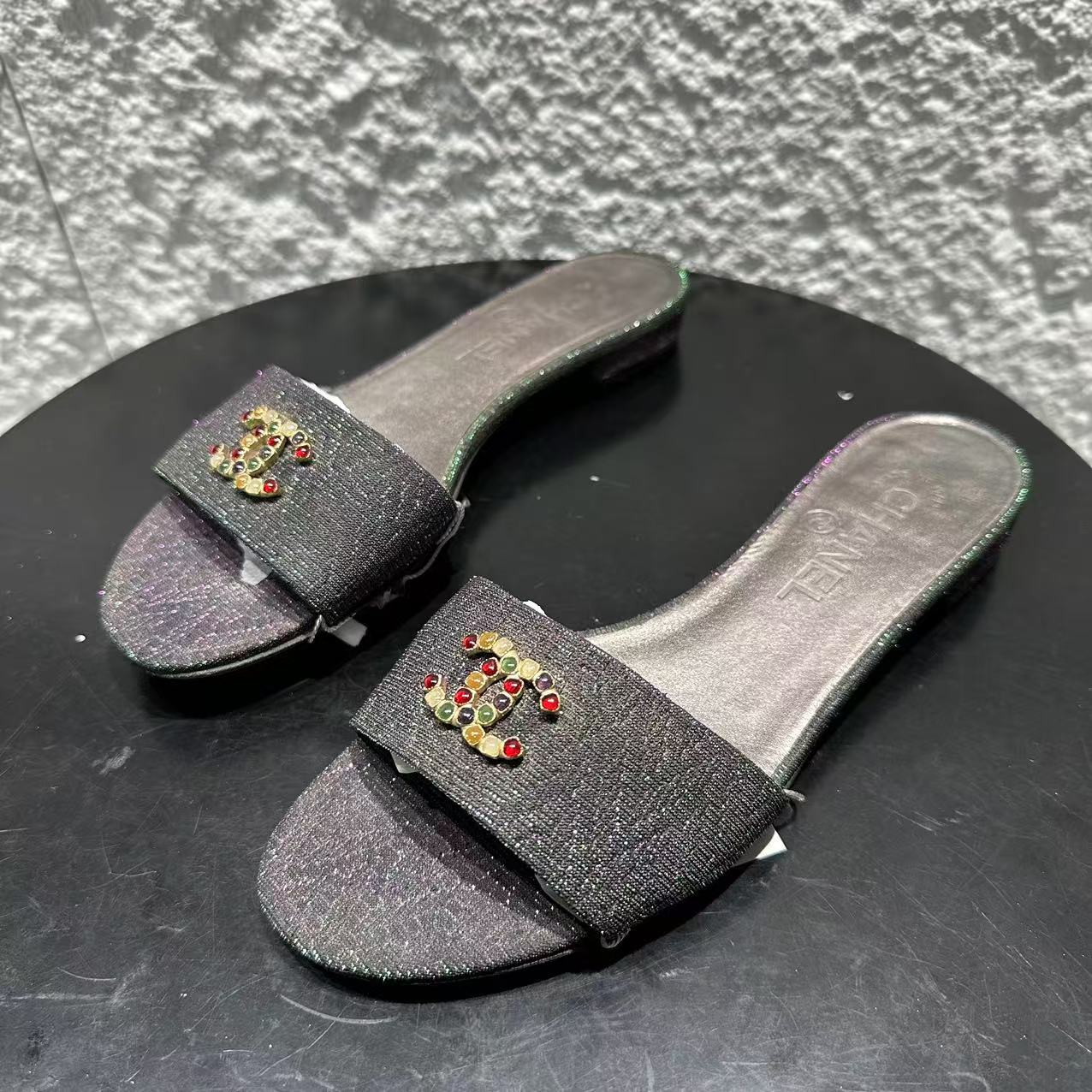 95新 Chanel/香奈儿 37.5码/Seven/无配件/幻彩绿紫平底半拖  854