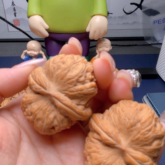 文玩核桃吊坠临****行元宝