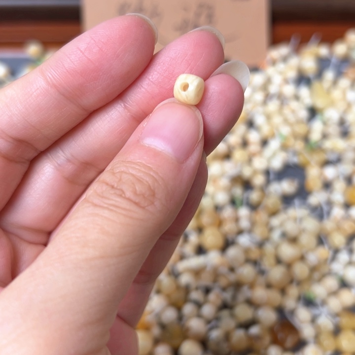 蜜蜡未镶嵌裸石6.4mm一个