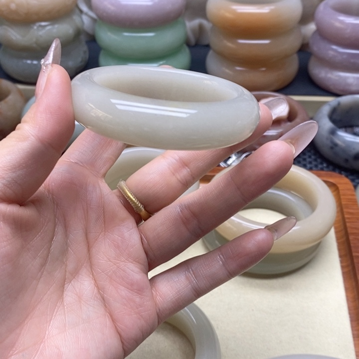 石英岩玉手镯未镶嵌?***࿐