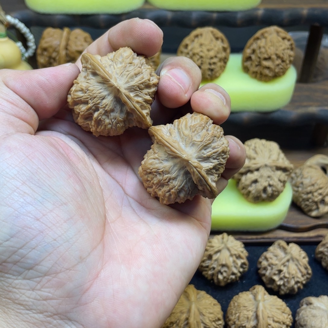 文玩核桃吊坠血麒麟