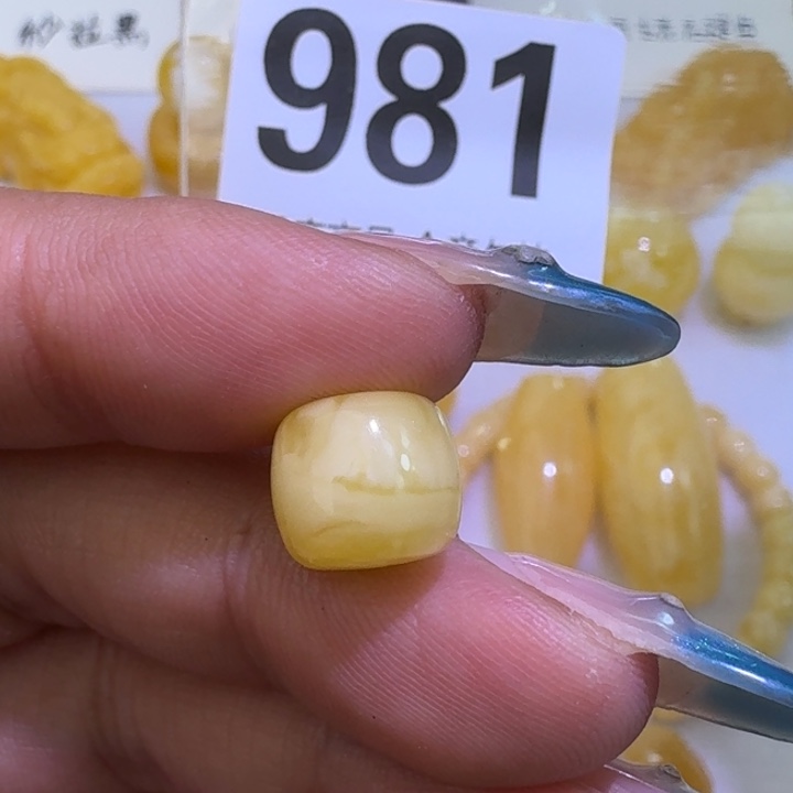 裸石琥珀未镶嵌10.3×9.2