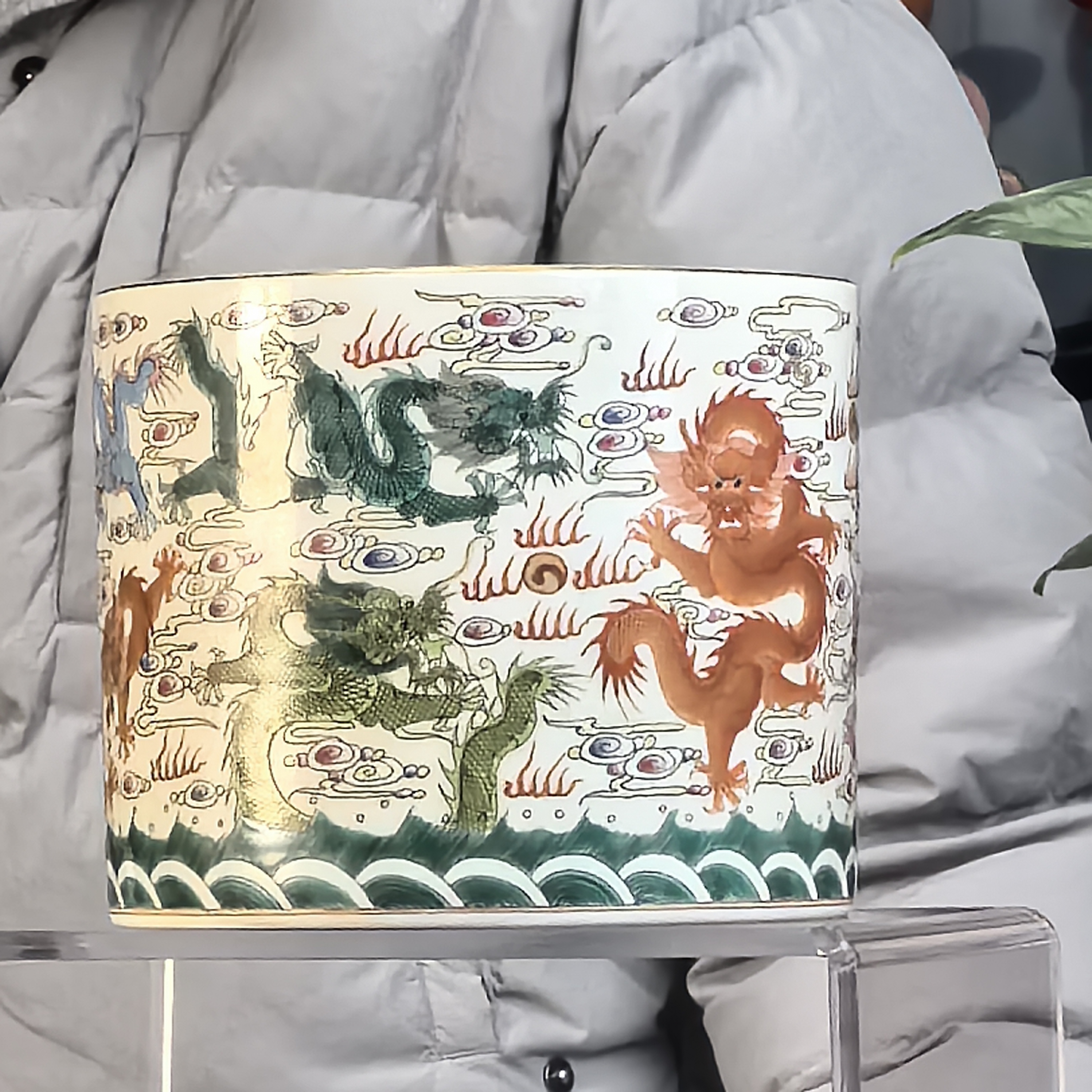 粉彩江涯海水祥云龙纹笔筒