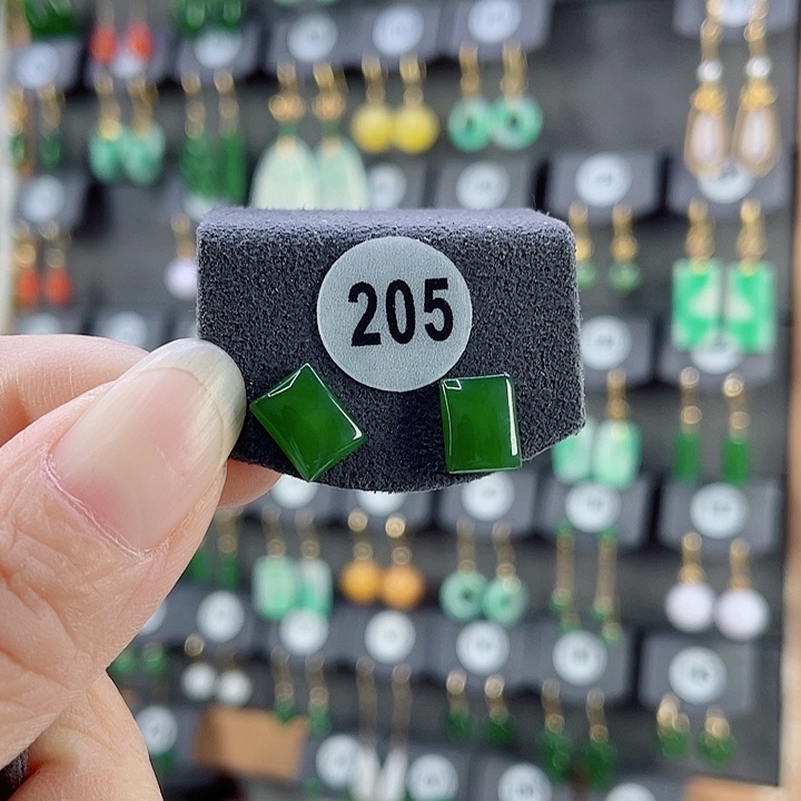 18K金镶嵌和田玉耳饰