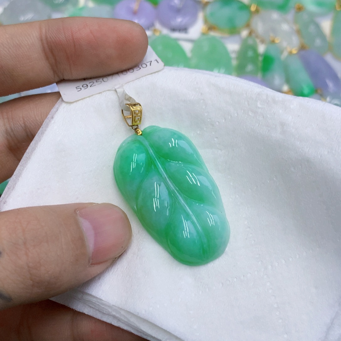 【闪购商品】颈饰18K金镶嵌翡翠