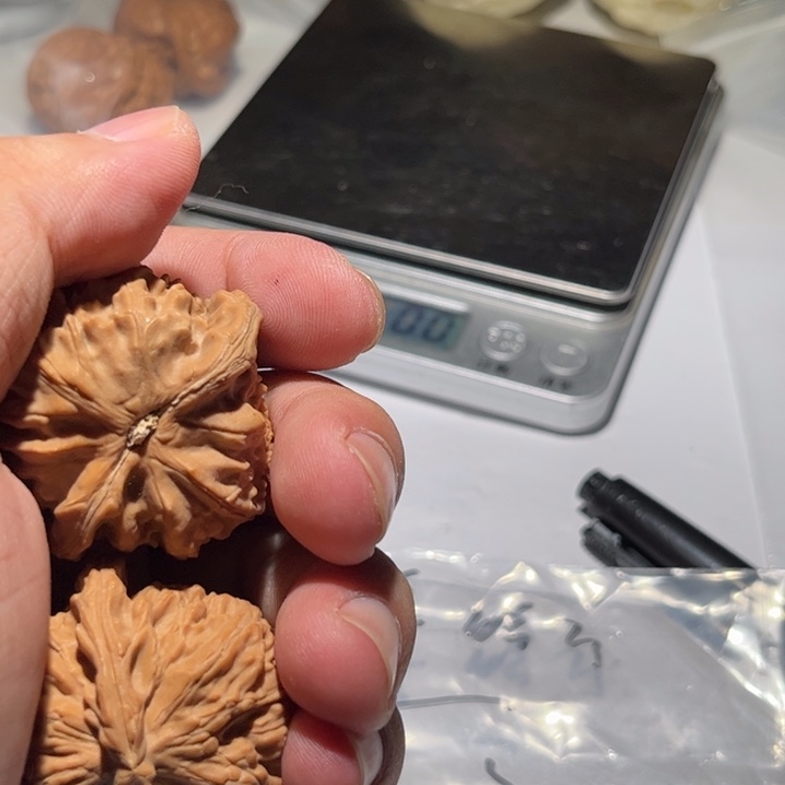 噜***噜桃核把件狮子头核桃