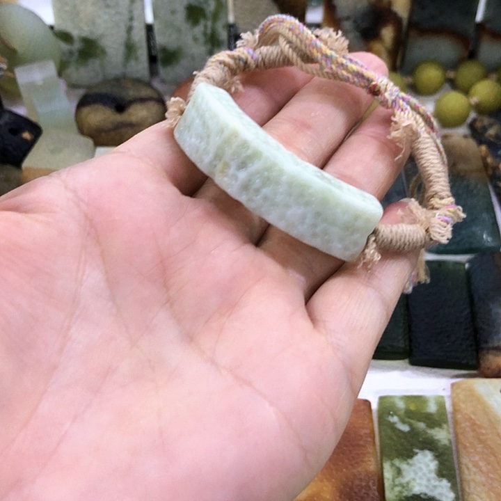 蛇纹石玉未镶嵌吊坠