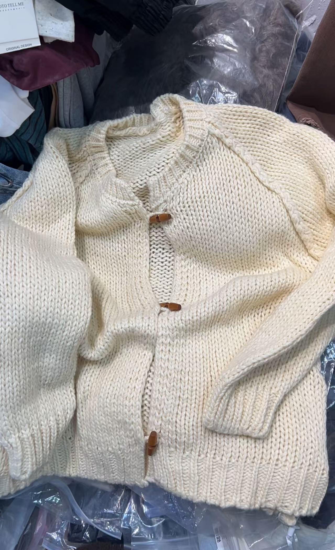 谢欧奈早春新款 牛角扣淡黄色针织开衫