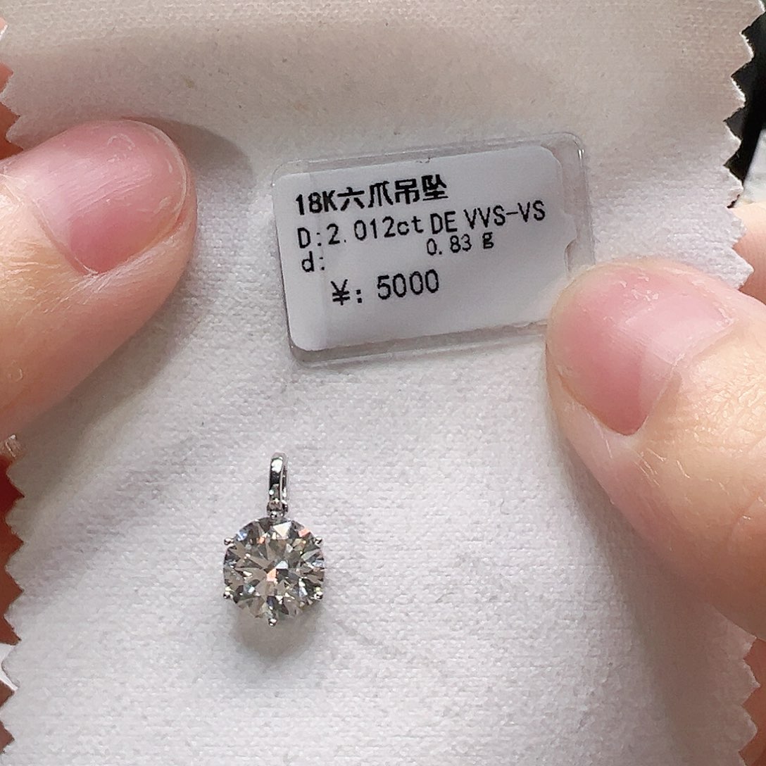 18K金镶嵌颈饰实验室培育钻石2克拉，六爪吊坠