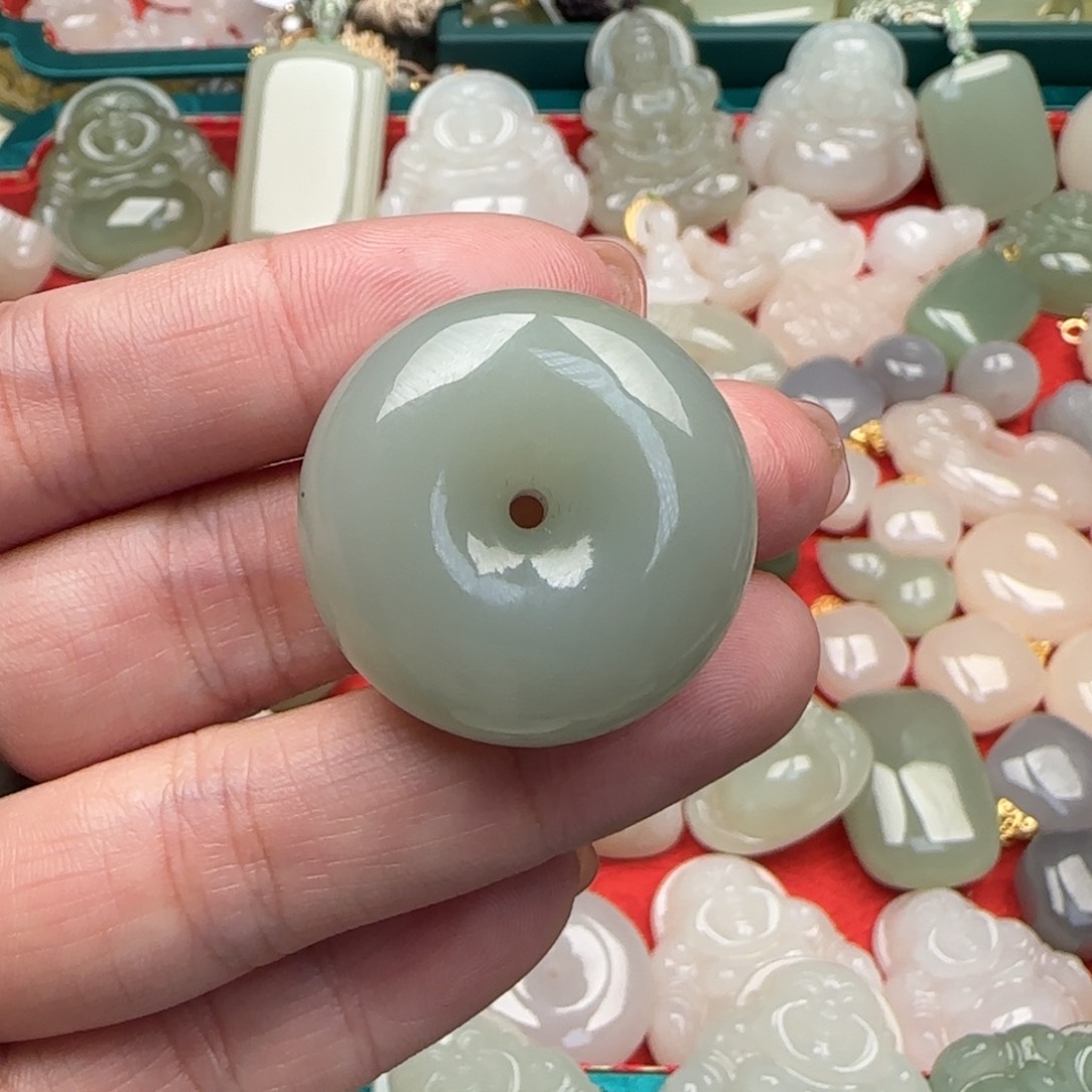 和田玉颈饰未镶嵌上***。