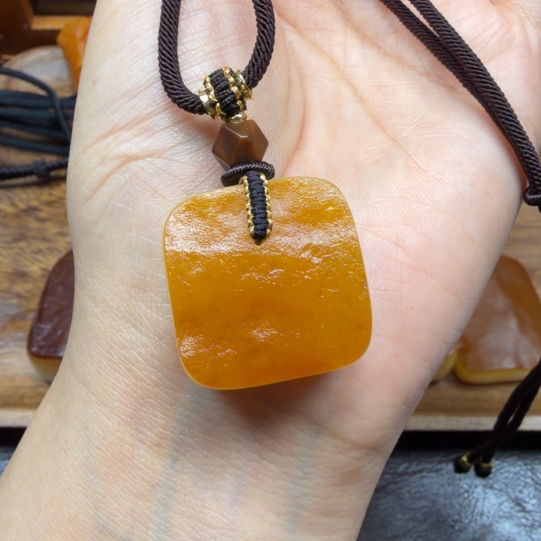 琥珀未镶嵌吊坠(赠链)