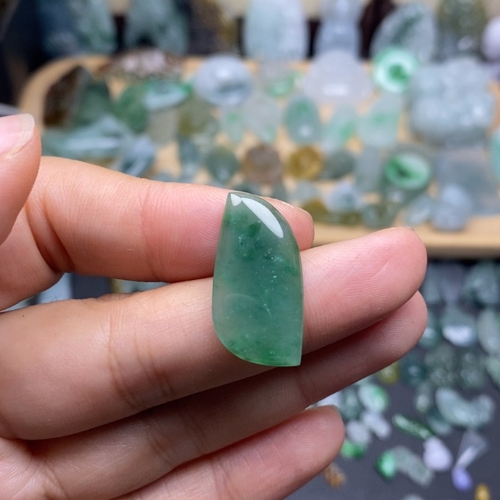 苍***涛翡翠未镶嵌颈饰随形