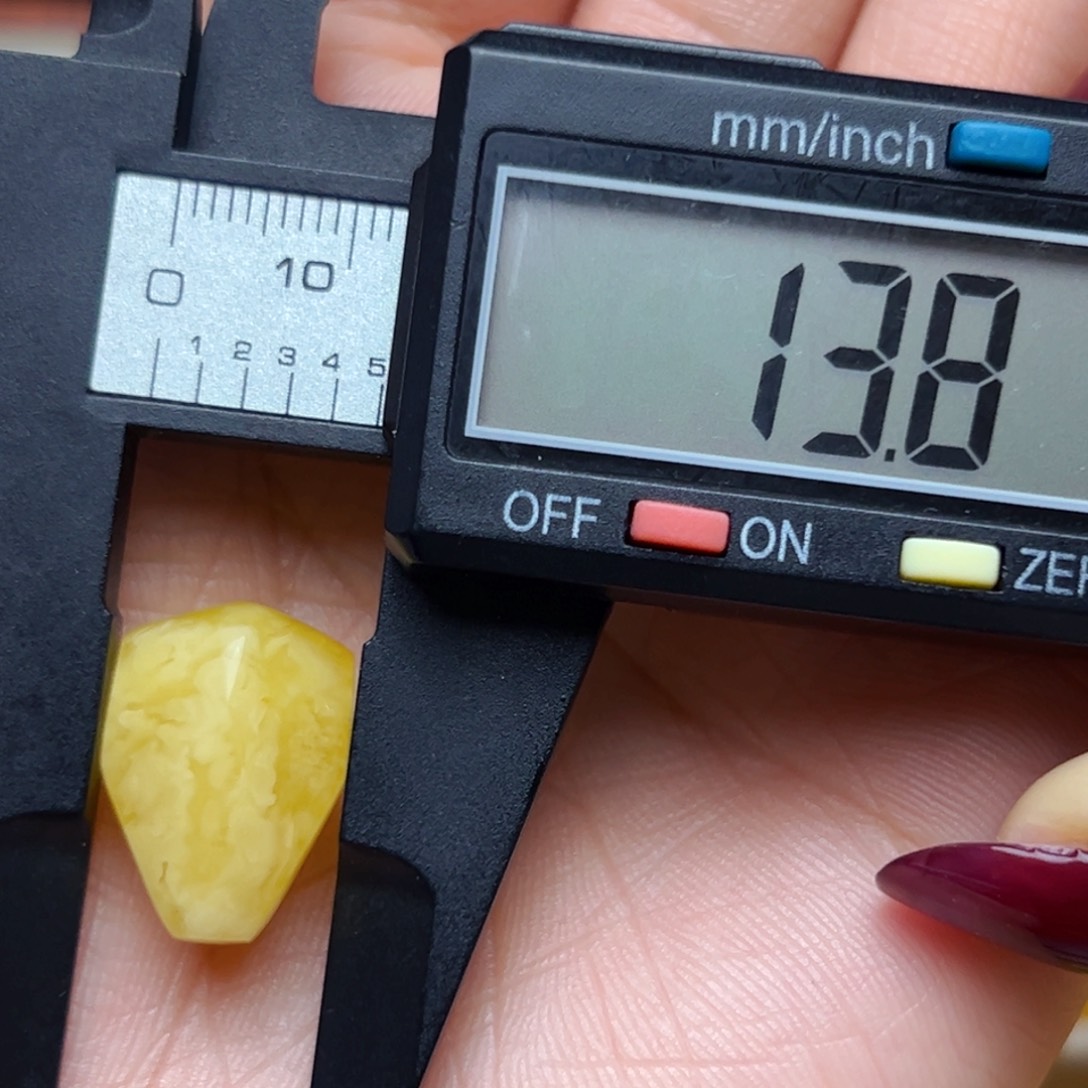 蜜蜡裸石未镶嵌13.8mm鲨鱼背三通