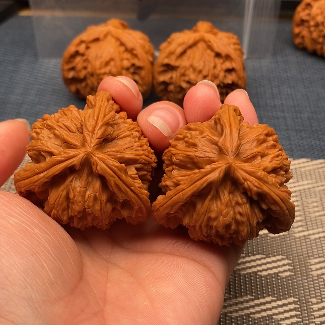 R***y吊坠文玩核桃三棱