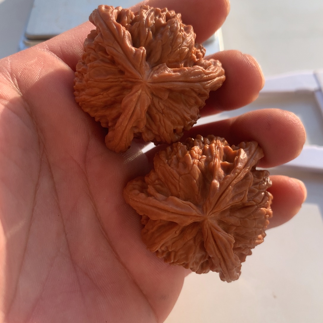 张***儿文玩核桃吊坠三棱