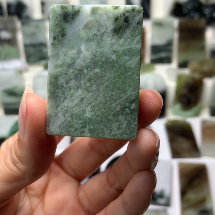 独山玉未镶嵌颈饰