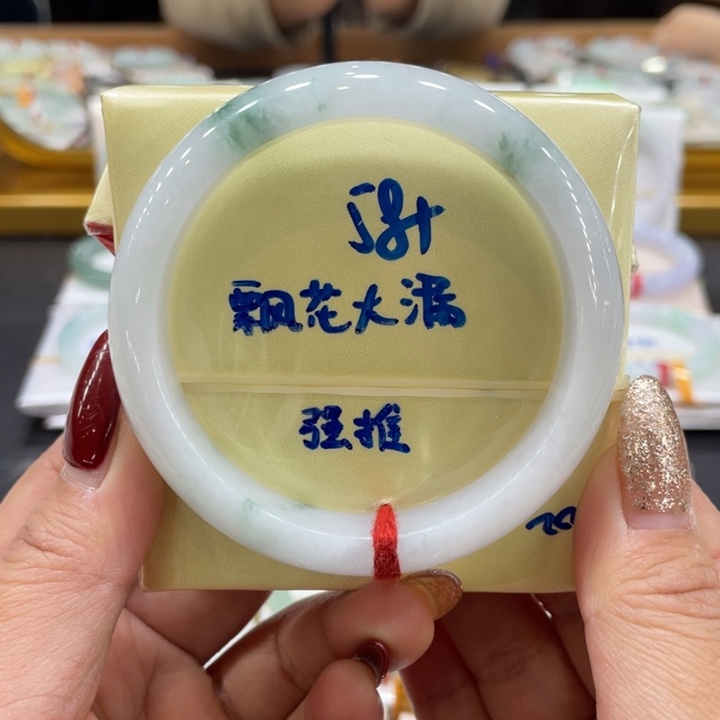 翡翠手镯未镶嵌翡翠