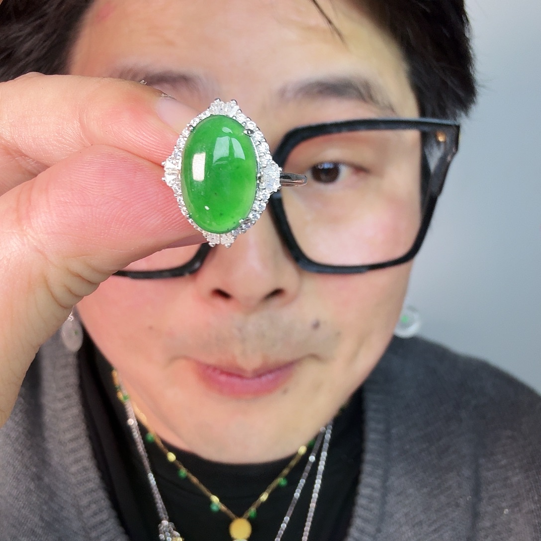 翡翠未镶嵌颈饰一件