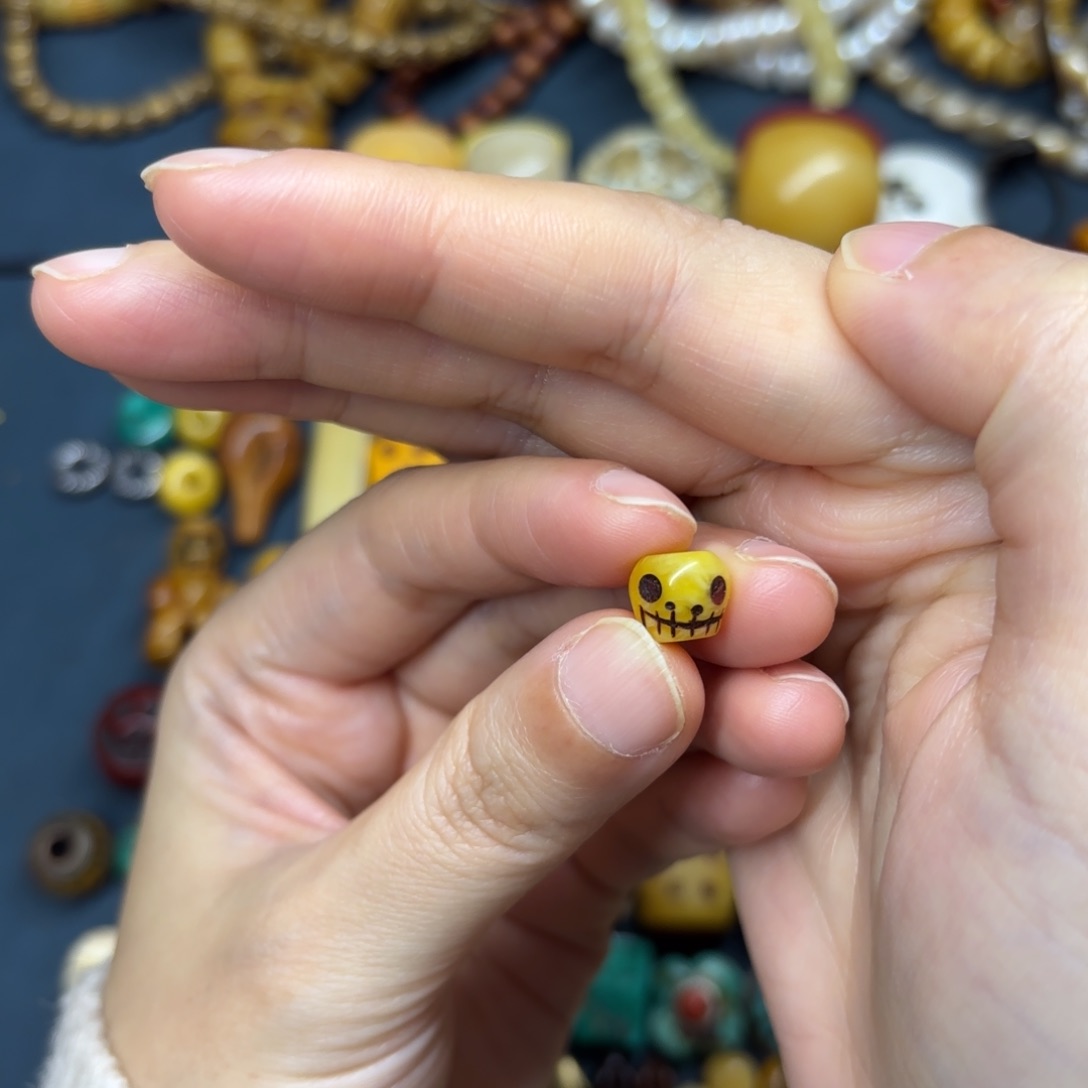 龙**三配饰在这块小的岩石