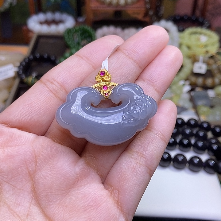 和田玉未镶嵌颈饰烟紫老矿料金镶如意锁