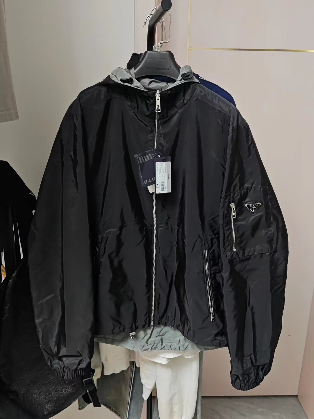 全新未使用 Prada/普拉达 52码黑灰金属三角标双面穿尼龙夹克外套