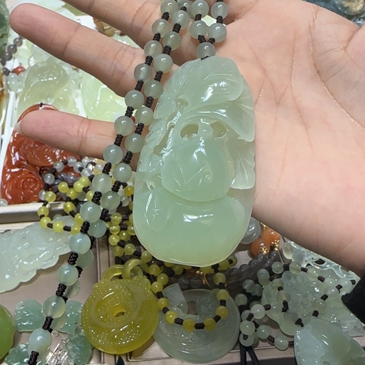 蛇纹石玉吊坠未镶嵌