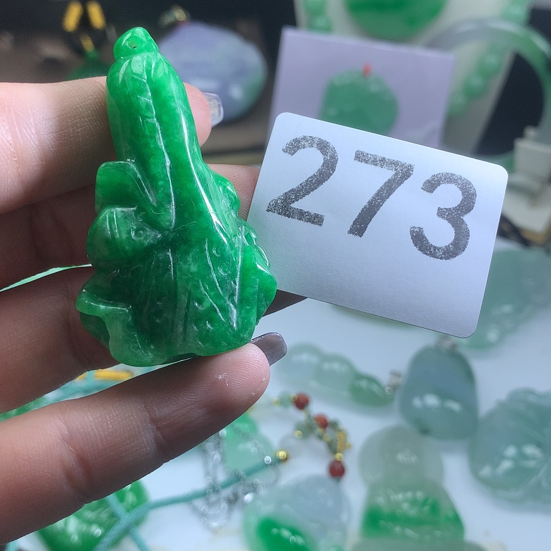 翡翠未镶嵌吊坠(赠链)