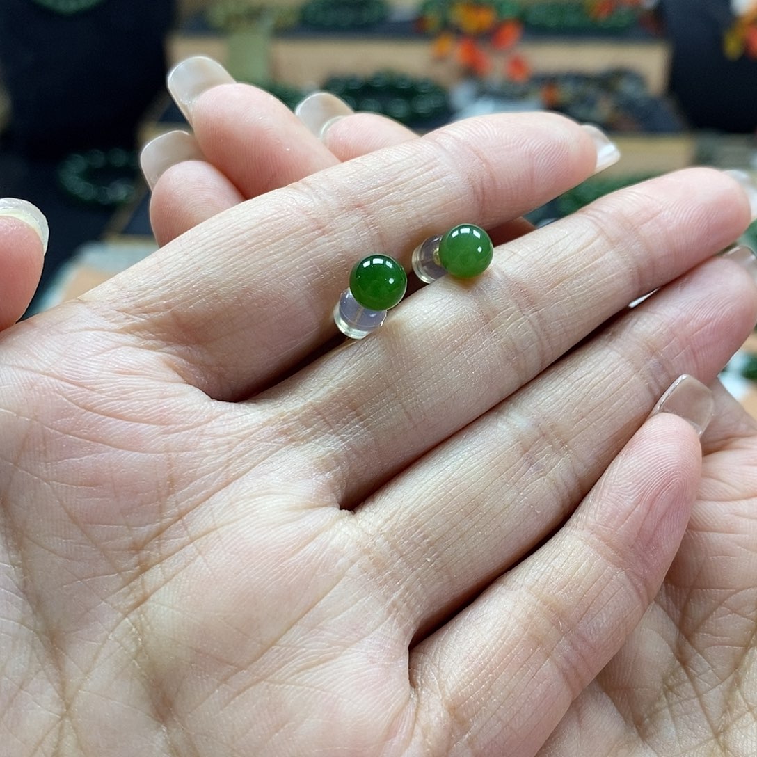 颈饰未镶嵌和田玉（碧玉）