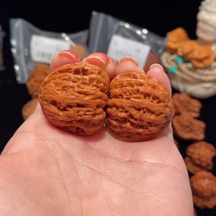 文玩核桃把件31密纹红宝石377