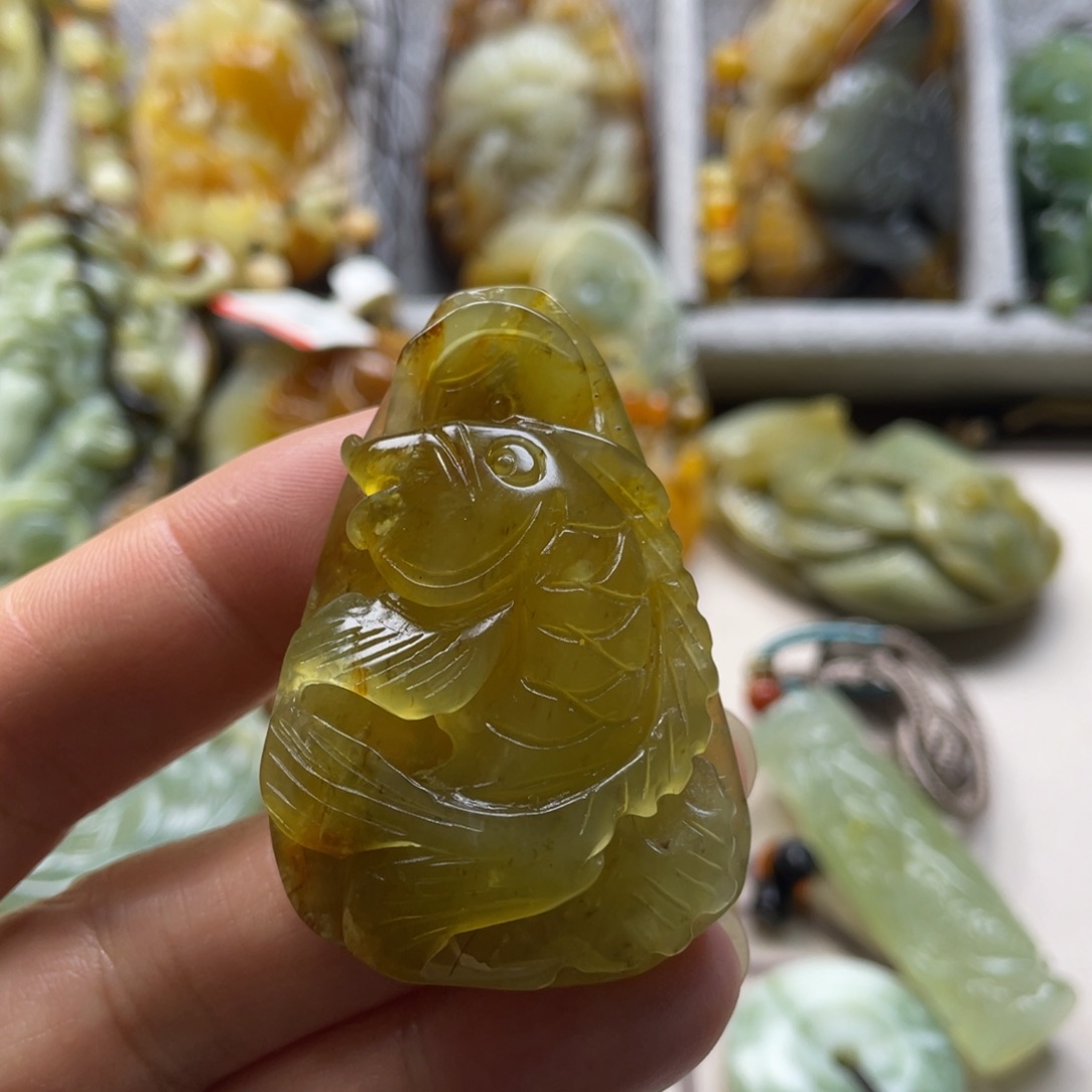 蛇纹石玉颈饰未镶嵌吊坠