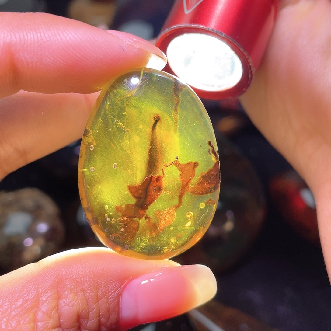 琥珀裸石未镶嵌。