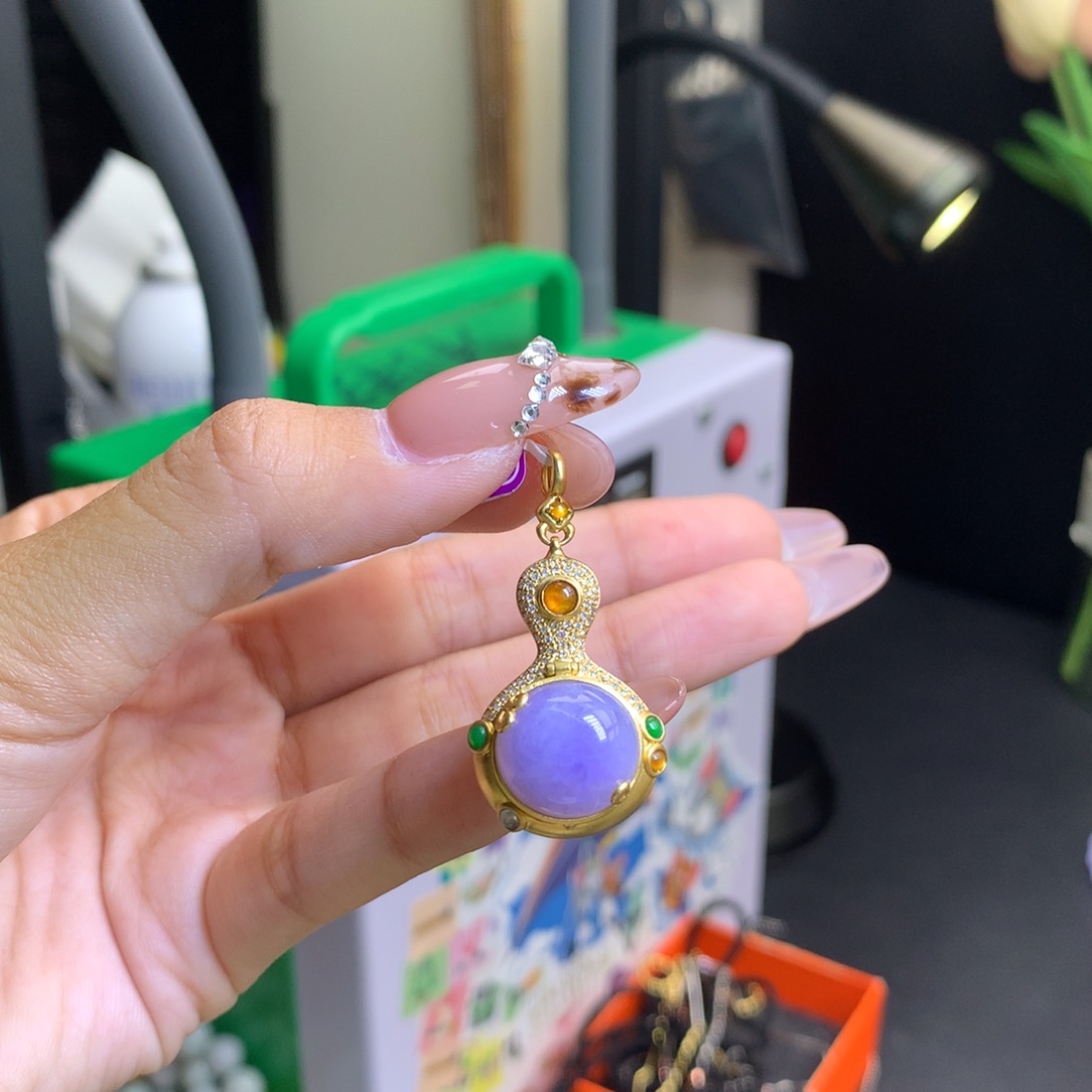 翡翠18K金镶嵌颈饰