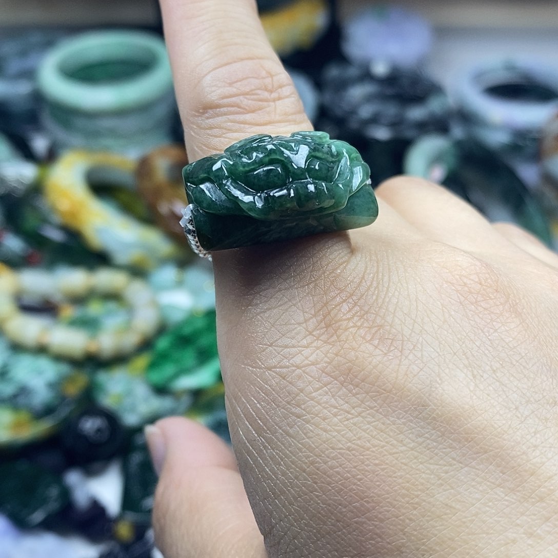 翡翠未镶嵌颈饰戒指