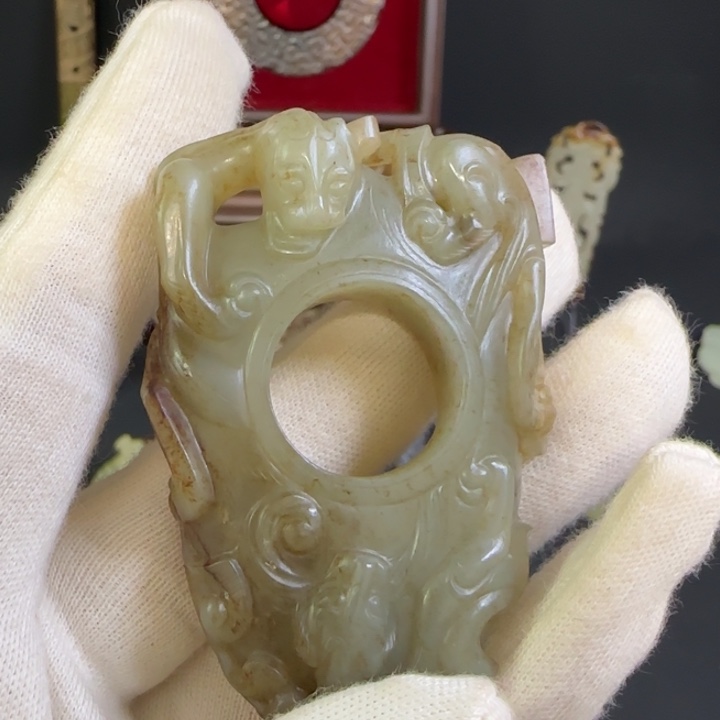 透闪石质玉未镶嵌颈饰宋**学